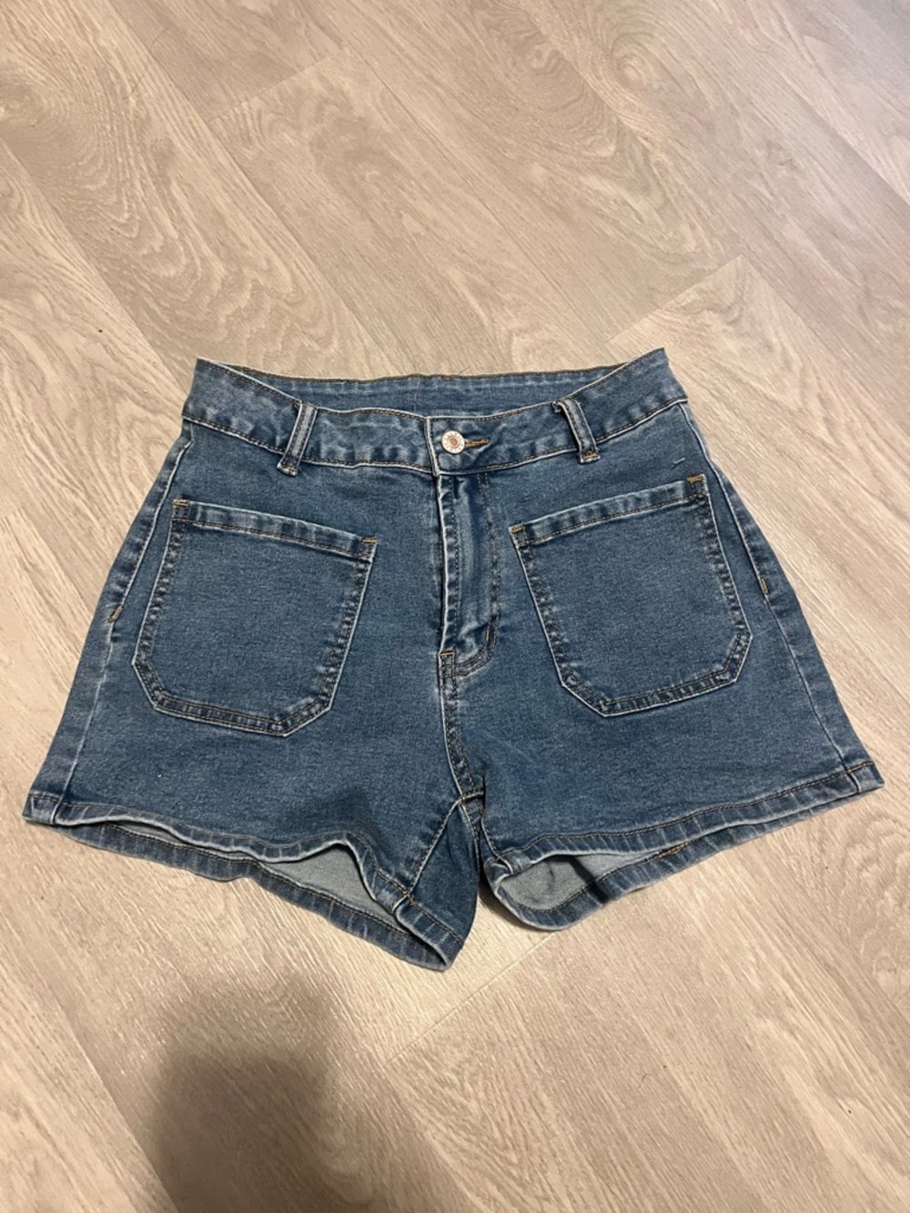 High-Waist Dark Blue Denim Y2K Shorts with Front Patch Pockets - Picture 2 of 6
